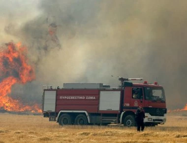 Μεγάλη φωτιά στο Μενίδι δίπλα στην Εθνική Οδό